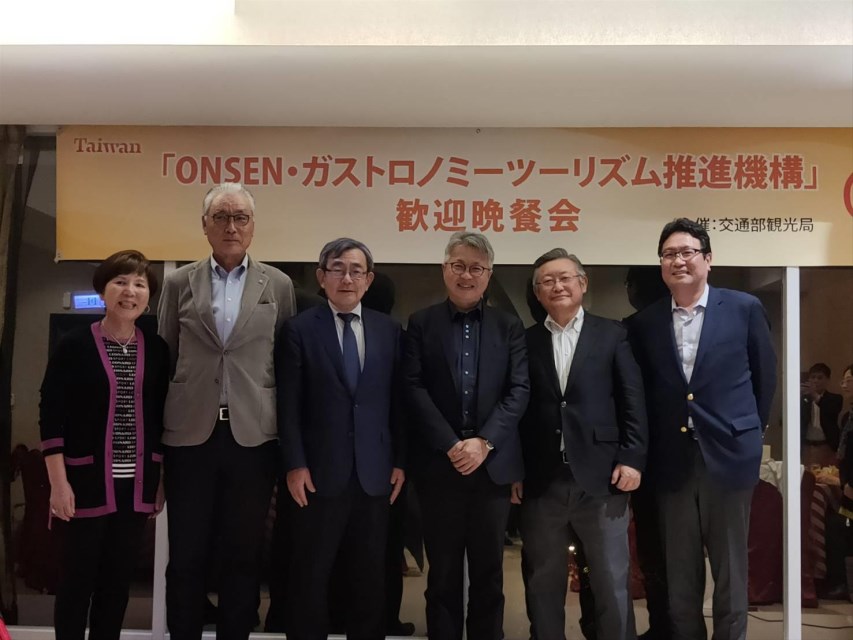 右1小山佳延社長、右2小川正人理事長、右3交通部觀光局周廷彰副局長、左3久保成人副會長、左2見並陽一副會長等合影