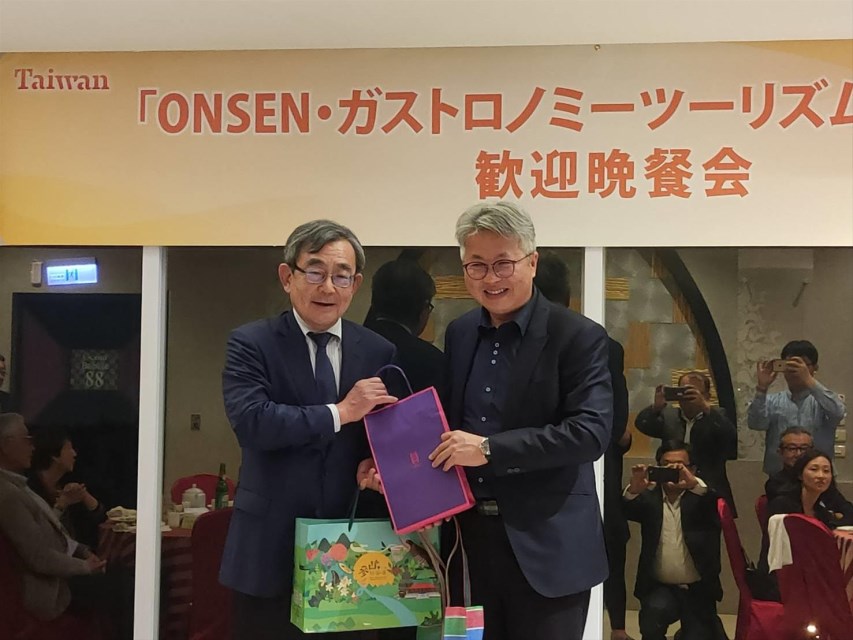 周副局長代表贈送台灣特色