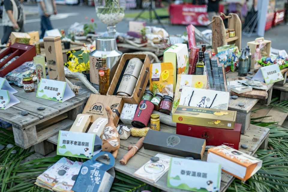 Hot spring cuisine and specialty gifts