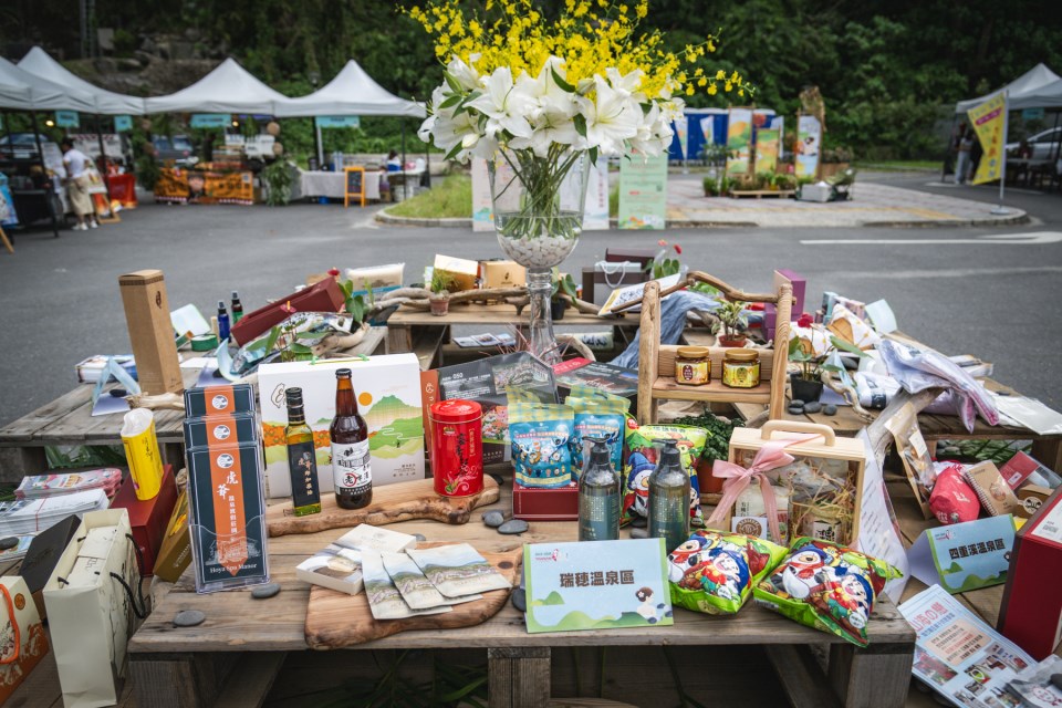 Hot spring cuisine and specialty gifts