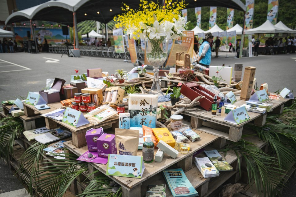 Hot spring cuisine and specialty gifts