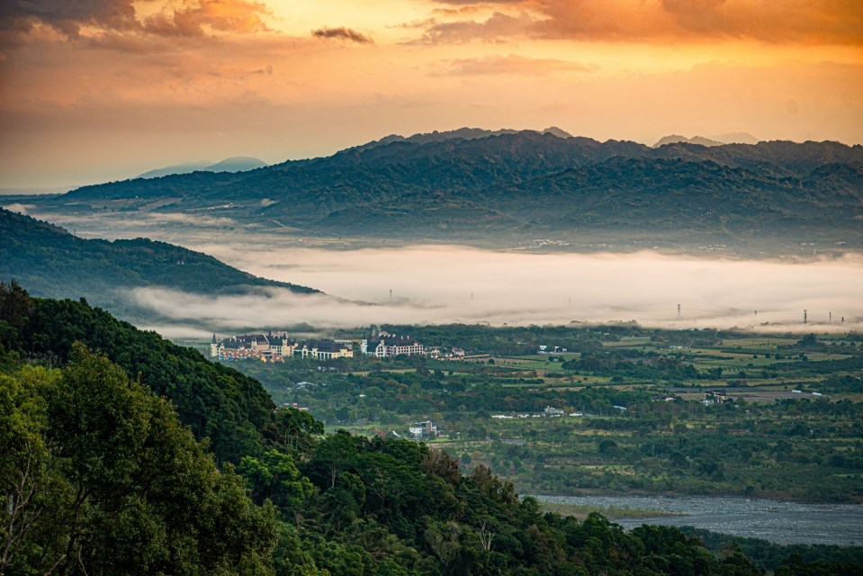 漫步縱谷平原，遠眺中央山脈及海岸山脈。（花東縱谷管理處提供）