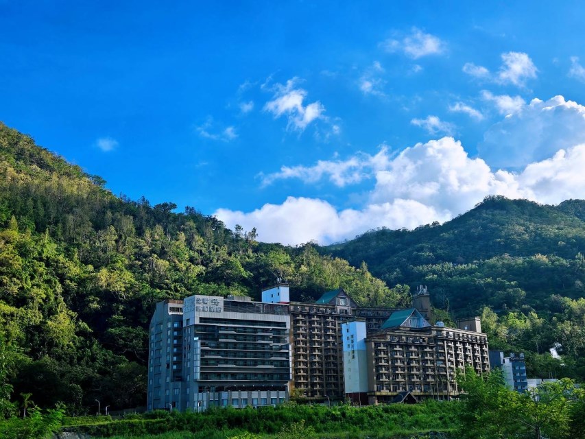 在春光下享受露天暖湯（台東縣政府提供）