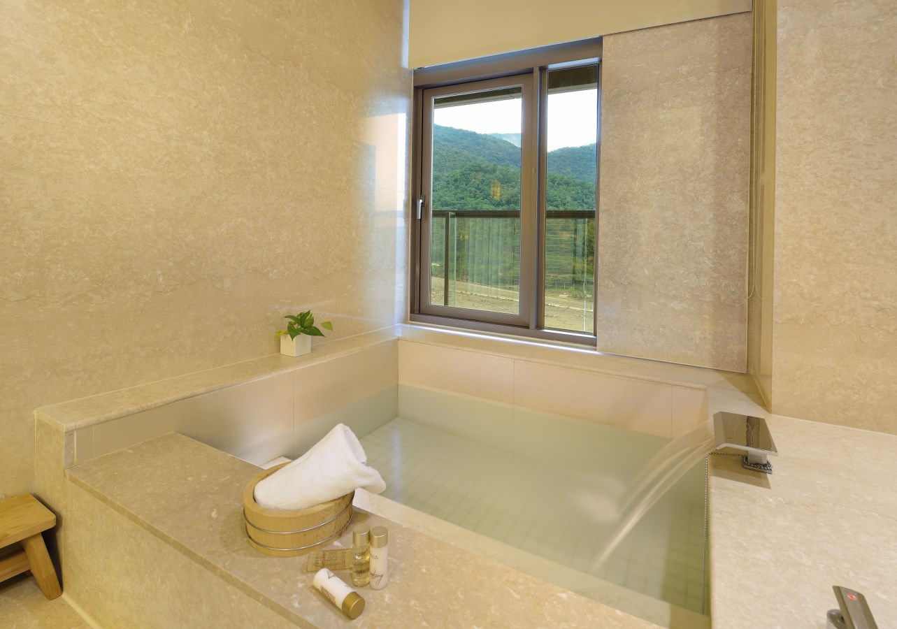 Suite Bathtub