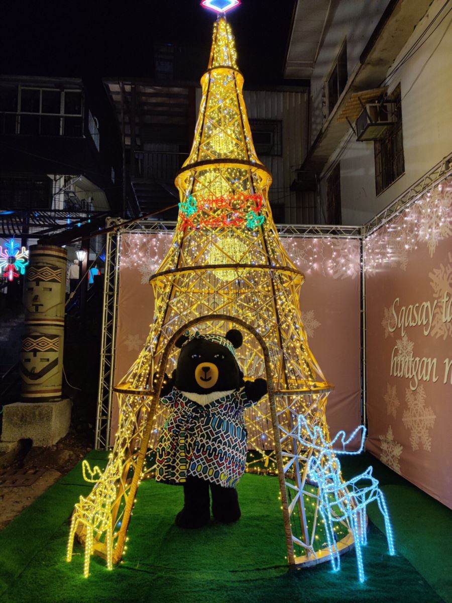 織藝廊道旁泰雅聖誕樹