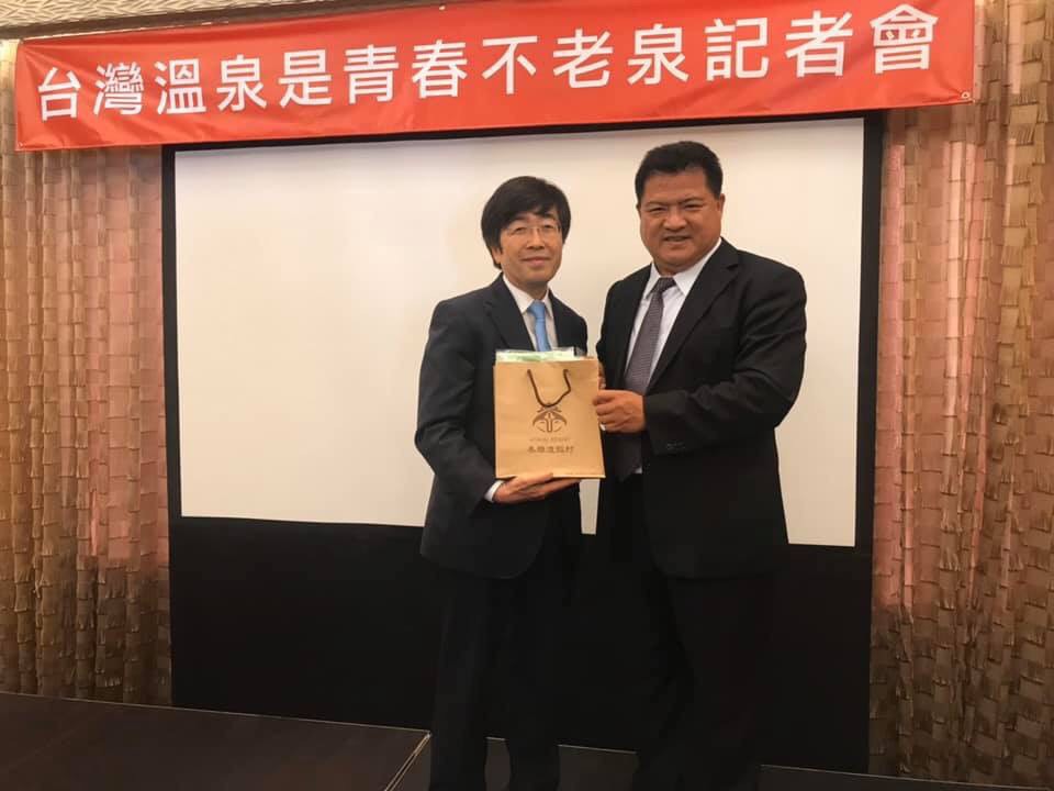 交通部觀光局參山國家風景管理處柯建興處長及中華民國溫泉觀光協會李吉田理事長熱烈歡迎日本科學家一行60多人前來 交通部觀光局參山國家風景管理處柯建興處長及中華民國溫泉觀光協會李吉田理事長熱烈歡迎日本科學家一行60多人前來